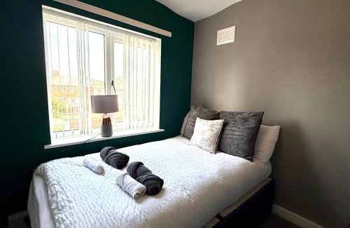 Wolverhampton Casa | Spacious 3-Bed Home Contractor-Friendly with Parking in Wolverhampton