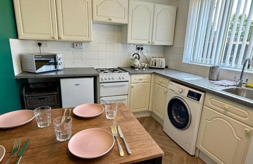 Wolverhampton Casa | Spacious 3-Bed Home Contractor-Friendly with Parking in Wolverhampton