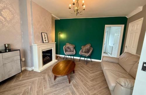 Wolverhampton Casa | Spacious 3-Bed Home Contractor-Friendly with Parking in Wolverhampton