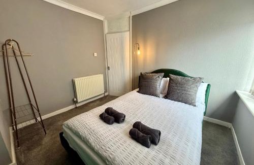 Wolverhampton Casa | Spacious 3-Bed Home Contractor-Friendly with Parking in Wolverhampton
