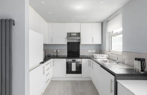 Haselbury Casa | Spacious 3-Bed Home with Garden