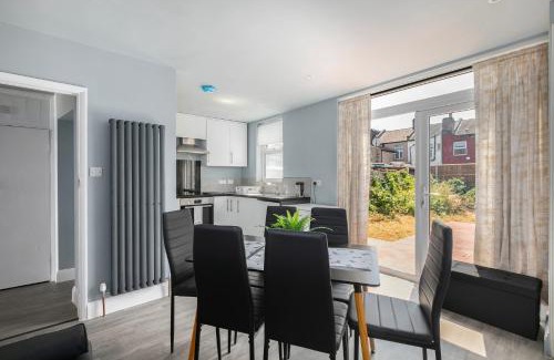 Haselbury Casa | Spacious 3-Bed Home with Garden