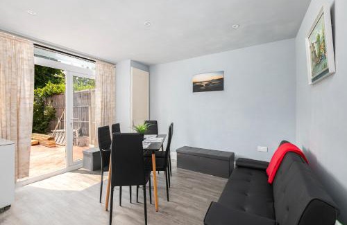 Haselbury Casa | Spacious 3-Bed Home with Garden