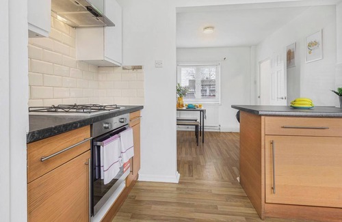 Heston Central Casa | Spacious 3-Bed House with car park near Heathrow
