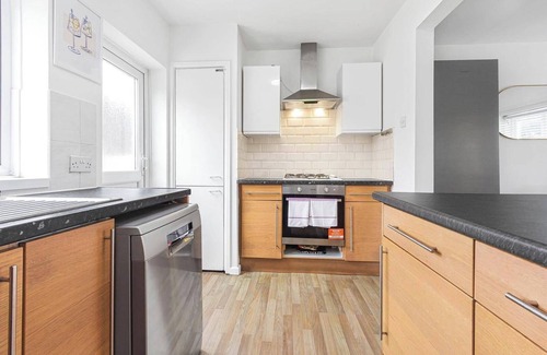 Heston Central Casa | Spacious 3-Bed House with car park near Heathrow