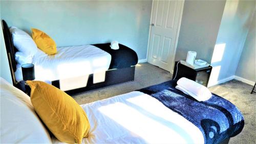Willenhall Casa | Spacious 3 bed house, great for FAMILIES and CONTRACTORS, sleeps 5 plus FREE Parking - Triumph Serviced Accommodation Wolverhampton