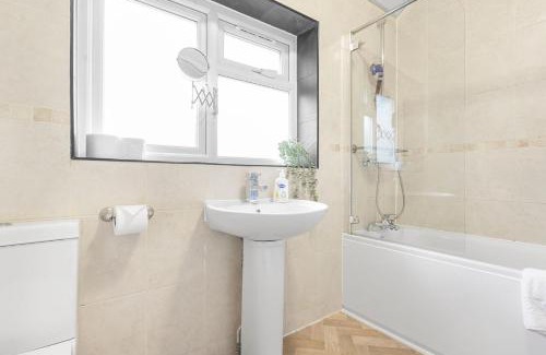 Heston Central Casa | Spacious 3-Bed House with car park near Heathrow
