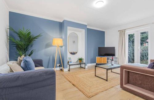 Heston Central Casa | Spacious 3-Bed House with car park near Heathrow