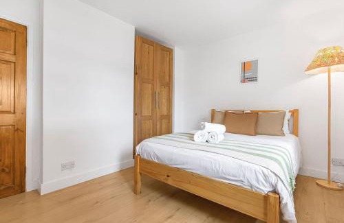 Heston Central Casa | Spacious 3-Bed House with car park near Heathrow