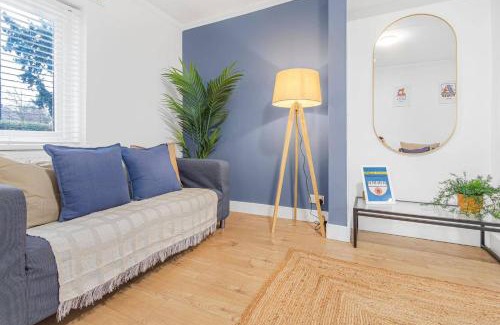 Heston Central Casa | Spacious 3-Bed House with car park near Heathrow