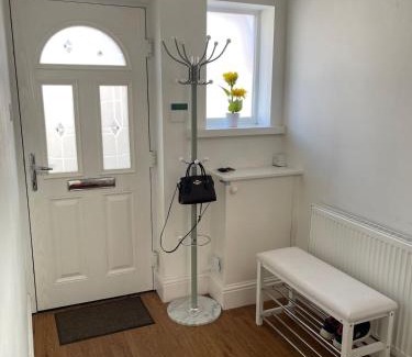 Offerton Casa | Spacious 3 bed with driveway