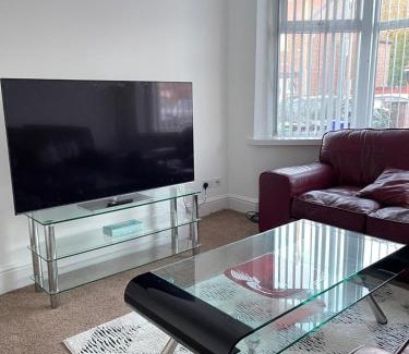 Offerton Casa | Spacious 3 bed with driveway