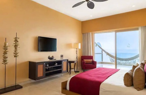 Puerto Vallarta Complejo | Spacious 3 bedroom Ocean Front view Condo /8 guest