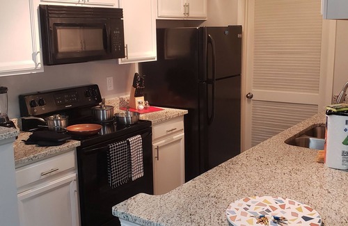 Edgewood Apartamento | Spacious 3 bedroom on 1st floor
