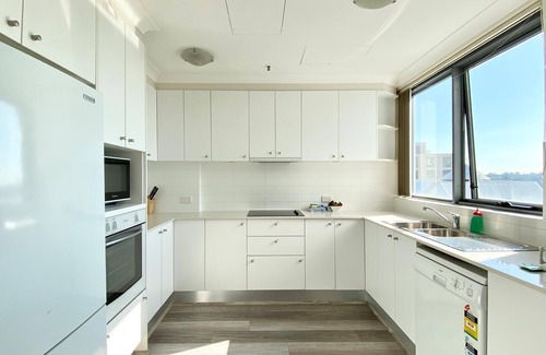Kirribilli Apartamento | Spacious 3-Bedroom Apartment with Water View, 900m Stroll to Harbour Bridge
