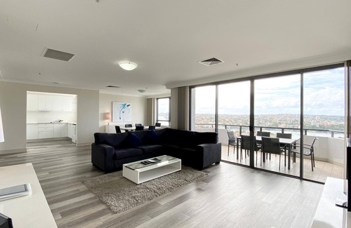 Kirribilli Apartamento | Spacious 3-Bedroom Apartment with Water View, 900m Stroll to Harbour Bridge