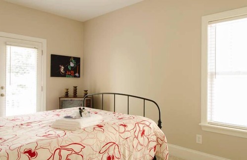 Wesley Heights Casa | Amplio 3 dormitorios 2. 5 baños casa. Situado en unos Pasos de Uptown!