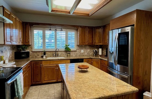 Reedley Casa | Spacious 3 bedroom, 3 bathroom house in Reedley with AC, WiFi and a gated pool!