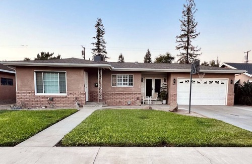 Reedley Casa | Spacious 3 bedroom, 3 bathroom house in Reedley with AC, WiFi and a gated pool!