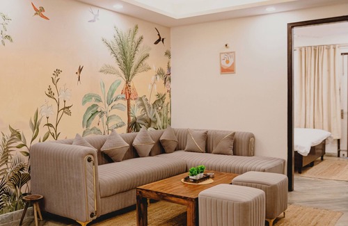 Chhatarpur Apartamento | Spacious 3-bedroom apartment in vibrant New Delhi with WiFi, AC