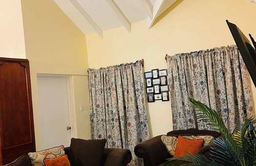 Brighton Apartamento | Spacious 3-bedroom apartment with WiFi, AC at amazing Castle Berry