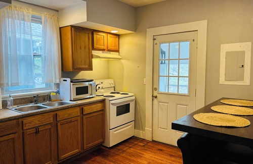 Catskill Apartamento | Spacious 3-bedroom apartment in Catskill village - walkable to area attractions