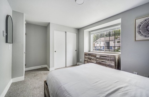 Puyallup Apartamento | Spacious 3 Bedroom Apartment in Puyallup, WA | Ideal for Families & Groups
