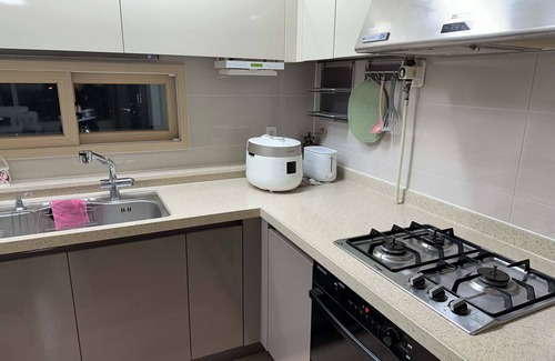 Songdo Apartamento | Spacious 3-bedroom apartment in fantastic Incheon with WiFi, AC