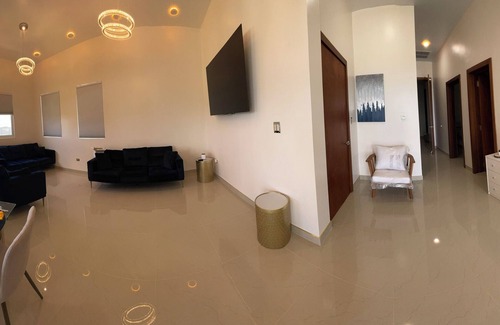 Parham Town Apartamento | Spacious 3-bedroom apartment with WiFi, AC in tranquil Tortola