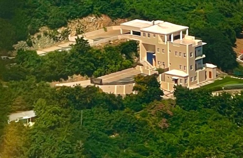 Parham Town Apartamento | Spacious 3-bedroom apartment with WiFi, AC in tranquil Tortola