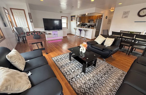Queens Apartamento | Spacious 3-bedroom apartment in marvelous Queens with WiFi, AC near JFK airport.