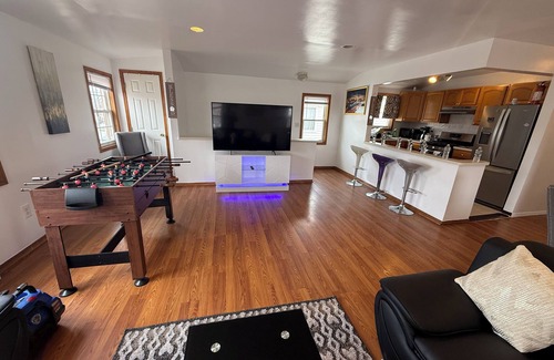 Queens Apartamento | Spacious 3-bedroom apartment in marvelous Queens with WiFi, AC near JFK airport.