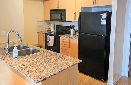 Fairview Condominio | Spacious 3 bedroom 2 bathroom condo in the heart of Mississauga w/ parking!
