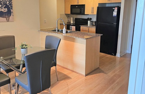 Fairview Condominio | Spacious 3 bedroom 2 bathroom condo in the heart of Mississauga w/ parking!