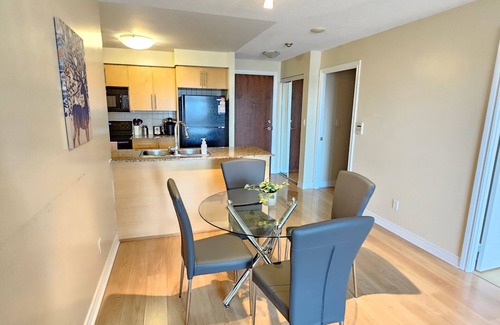 Fairview Condominio | Spacious 3 bedroom 2 bathroom condo in the heart of Mississauga w/ parking!