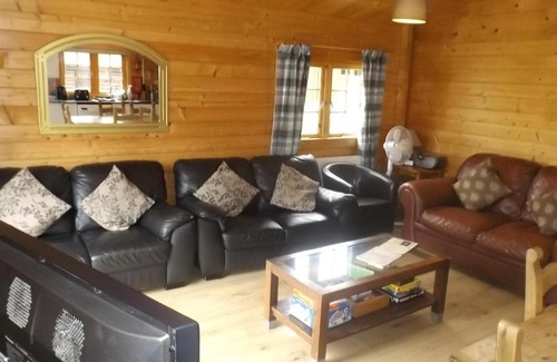 Offenham Casa | Spacious 3 bedroom cabin at Avonvale Holiday Lodge