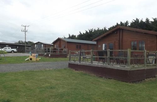 Offenham Casa | Spacious 3 bedroom cabin at Avonvale Holiday Lodge