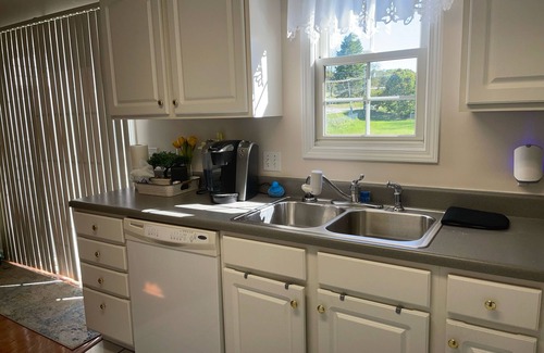 Bristol Condominio | Spacious, 3 bedroom condo for longer term use. work, insurance claims needs, etc