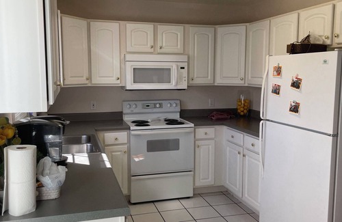 Bristol Condominio | Spacious, 3 bedroom condo for longer term use. work, insurance claims needs, etc