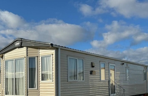 Selsey Casa | Spacious 3 bedroom caravan close to embassy (entertainment hub), beach and play areas.