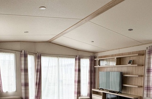 Selsey Casa | Spacious 3 bedroom caravan close to embassy (entertainment hub), beach and play areas.