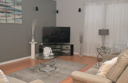 Streamwood Casa | Spacious 3 bedroom home with King bed/Queen bed. Fun game room and Theater room.