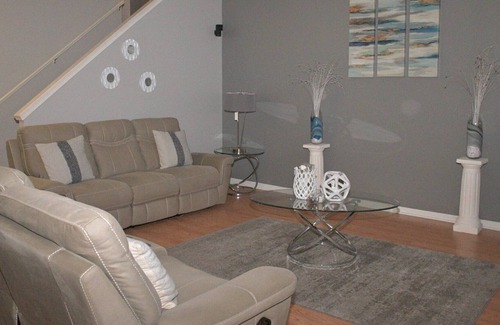 Streamwood Casa | Spacious 3 bedroom home with King bed/Queen bed. Fun game room and Theater room.