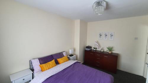 Birmingham Apartamento | Spacious 3-bedroom home in Birmingham with driveway parking