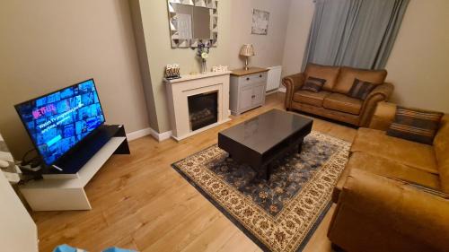 Spondon Casa | Spacious 3 Bedroom House, 6 beds in Spondon, Derby with Parking