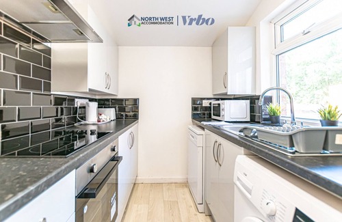 Wigan Casa | Spacious 3-Bedroom House in Ince, Wigan | Free Parking&Wifi | Long Stays Welcome