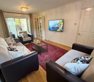 Brownswood Apartamento | Spacious 3-Bedroom House with Garden and Parking