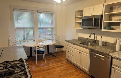 North Cambridge Apartamento | Spacious 3 bedroom Porter Square Apartment, 1 mile from Harvard, Lesley & Tuffs.