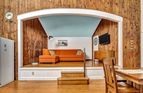 Boothbay Casa | Spacious 3 Bedroom Retreat with Yard, Damariscotta River View, and Dock Access