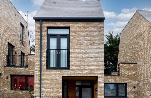 High Barnet Casa | Spacious 3 Bedroom Terraced House, Great Transport Links and Amenities Close by